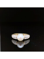 Occasions Geelgouden ring met parel en diamant 18 karaat maat 18,25