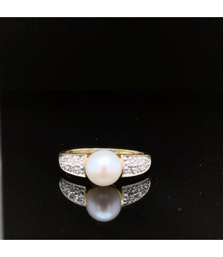 18-karat yellow gold ring with pearl and diamond, size 18.25