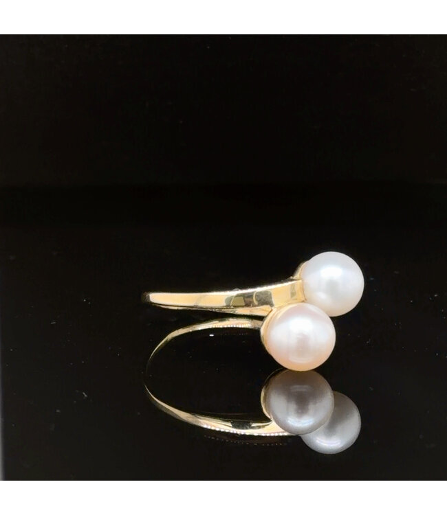 Geelgouden ring met twee parels 14 karaat maat 17,75