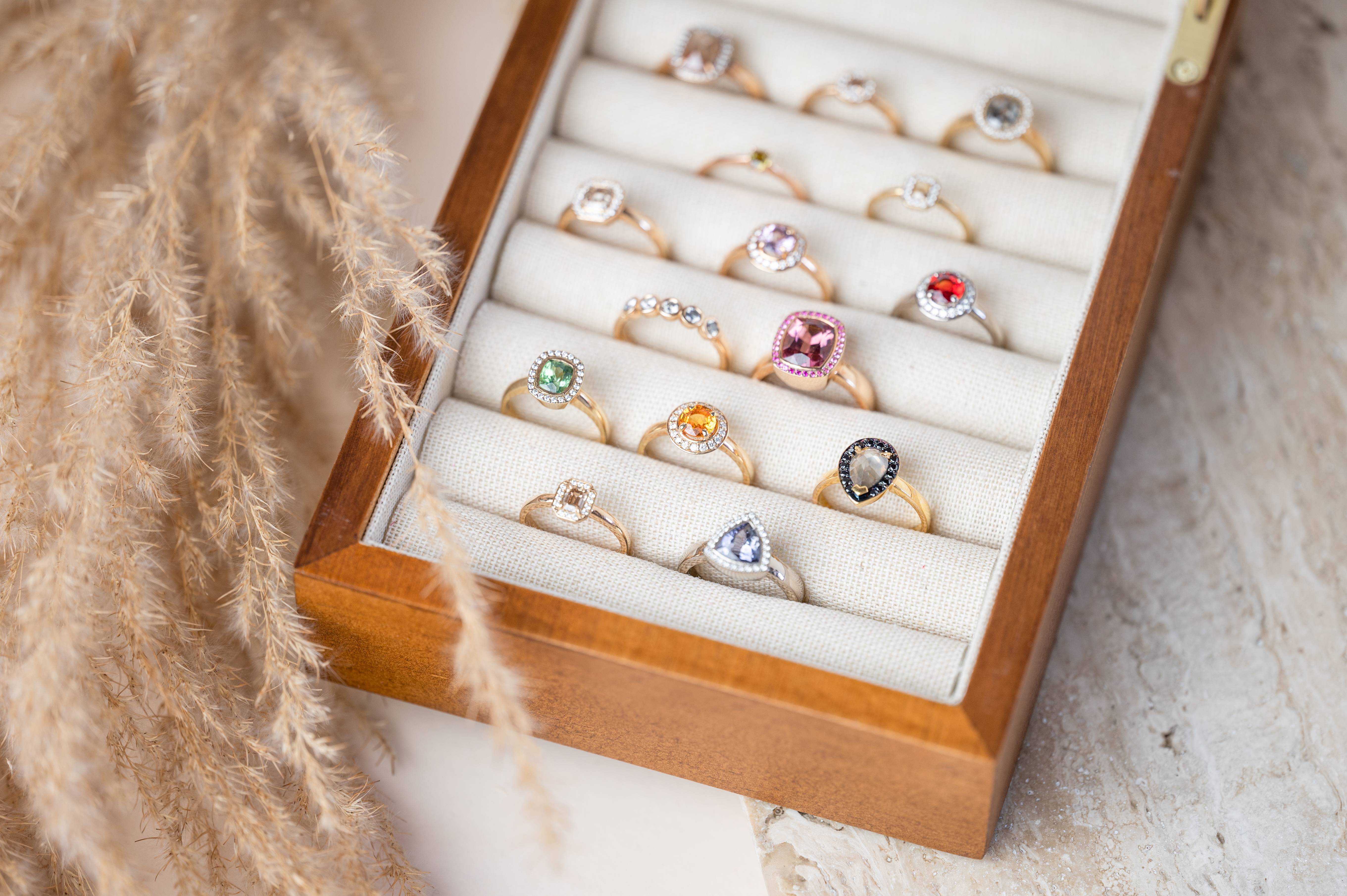 Sieraden met kleurrijke edelstenen