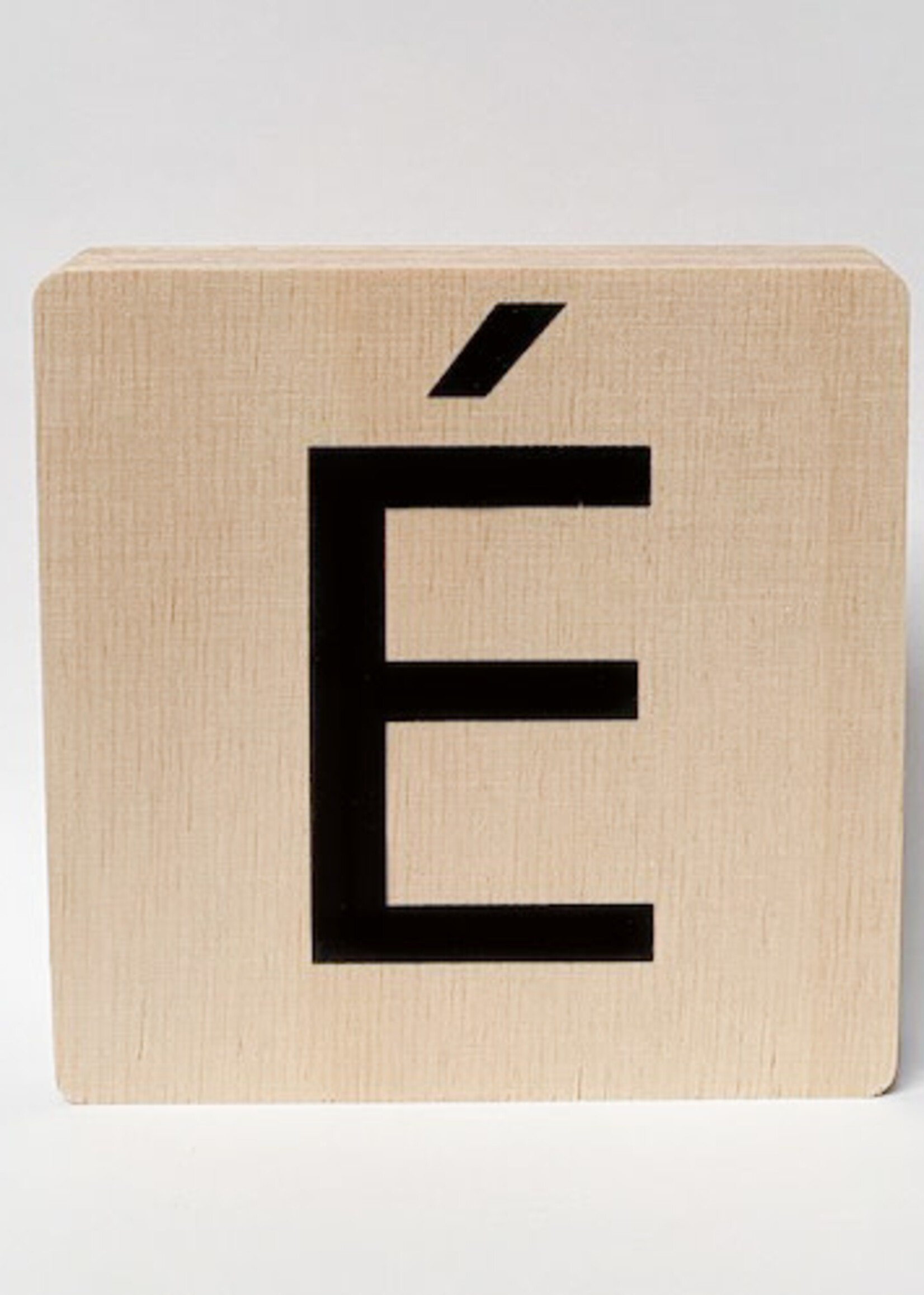 Minimou Houten letter É