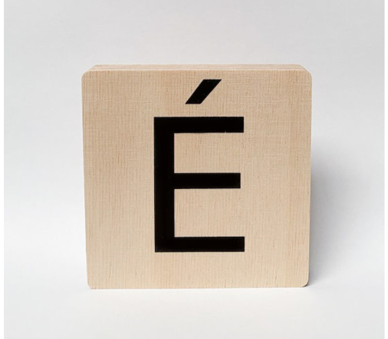 Houten letter É