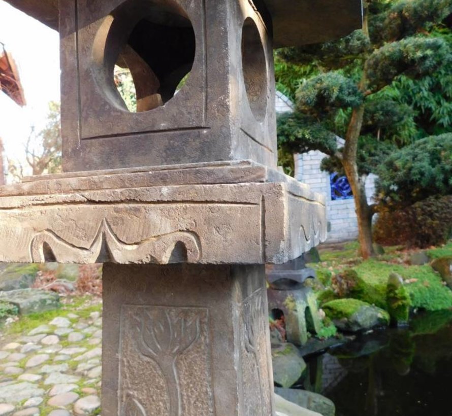 Chinesische Stein Pagode mit Lotusmotiv  stellt glückverheißend