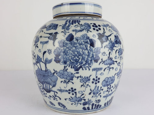 Yajutang Chinese porcelain lidded vase