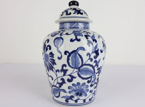 Yajutang Chinese porcelain lidded vase