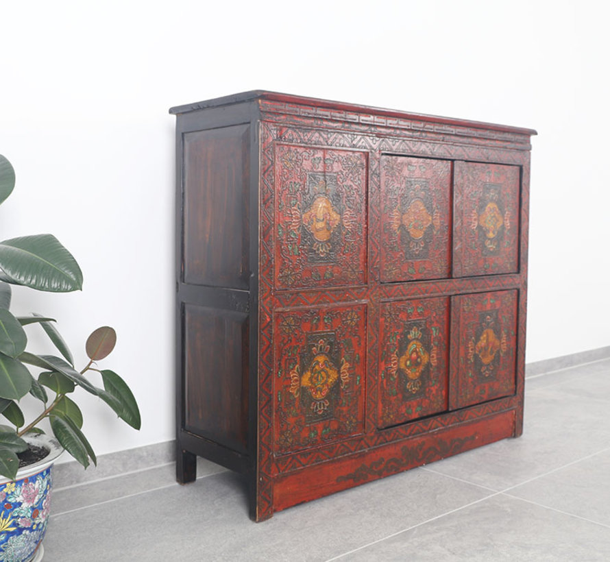 Tibetan chest of drawers with beautiful hand-painted figuren motif