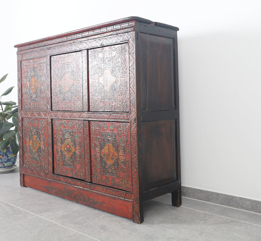Tibetan chest of drawers with beautiful hand-painted figuren motif