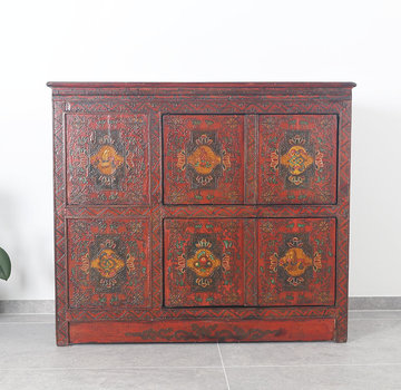 Yajutang Tibetan dresser with figuren motif
