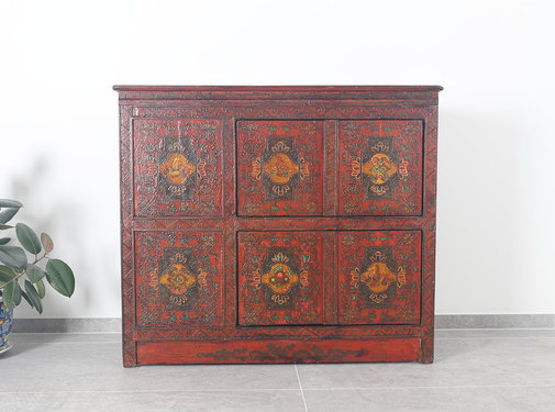Yajutang Tibetan dresser with figuren motif