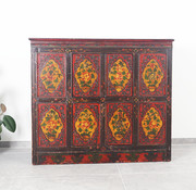 Yajutang Tibetan dresser with figuren motif