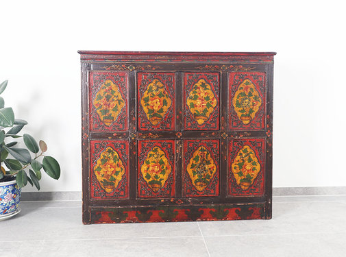 Yajutang Tibetan dresser with figuren motif