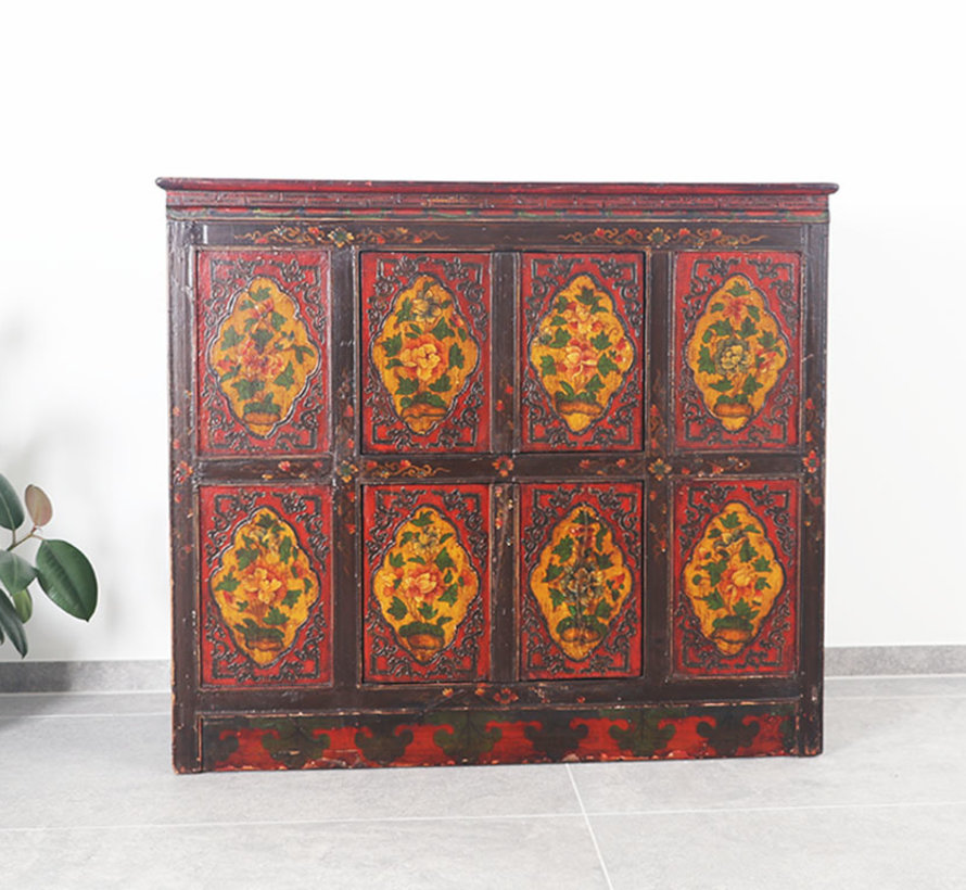 Tibetan chest of drawers with beautiful hand-painted figuren motif