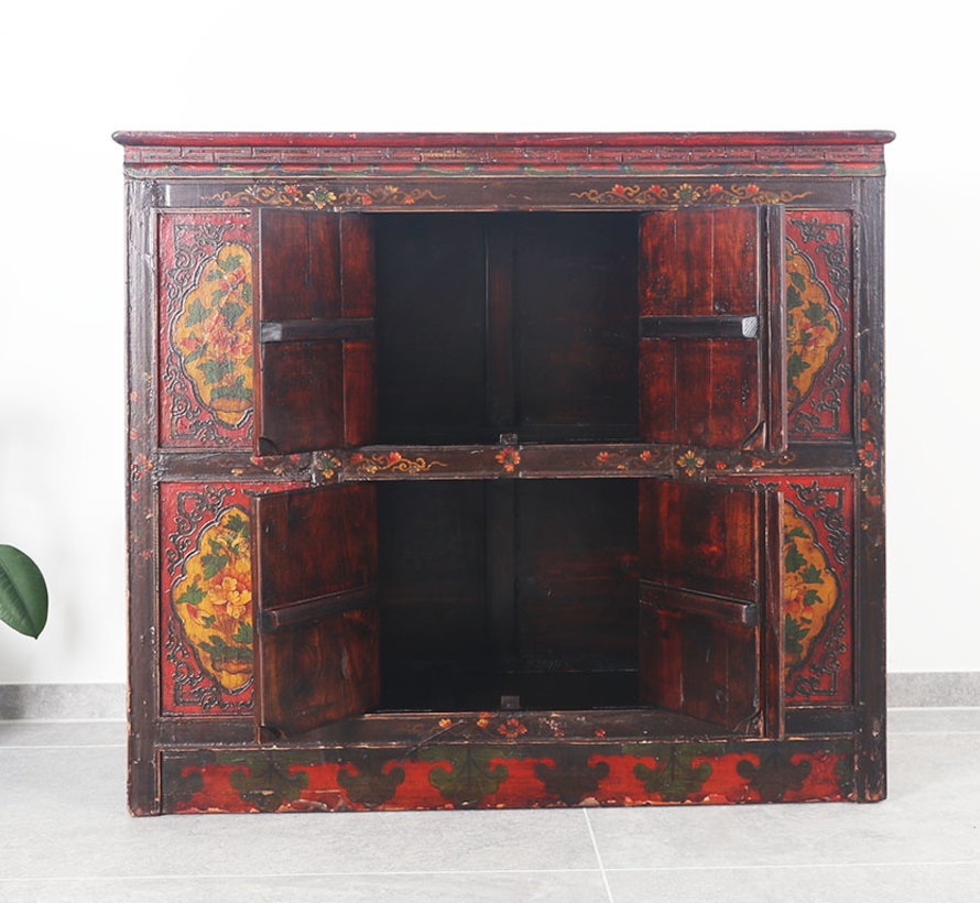 Tibetan chest of drawers with beautiful hand-painted figuren motif