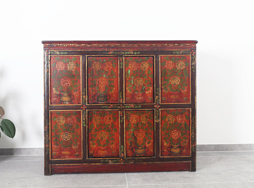 Yajutang Tibetan dresser with figuren motif