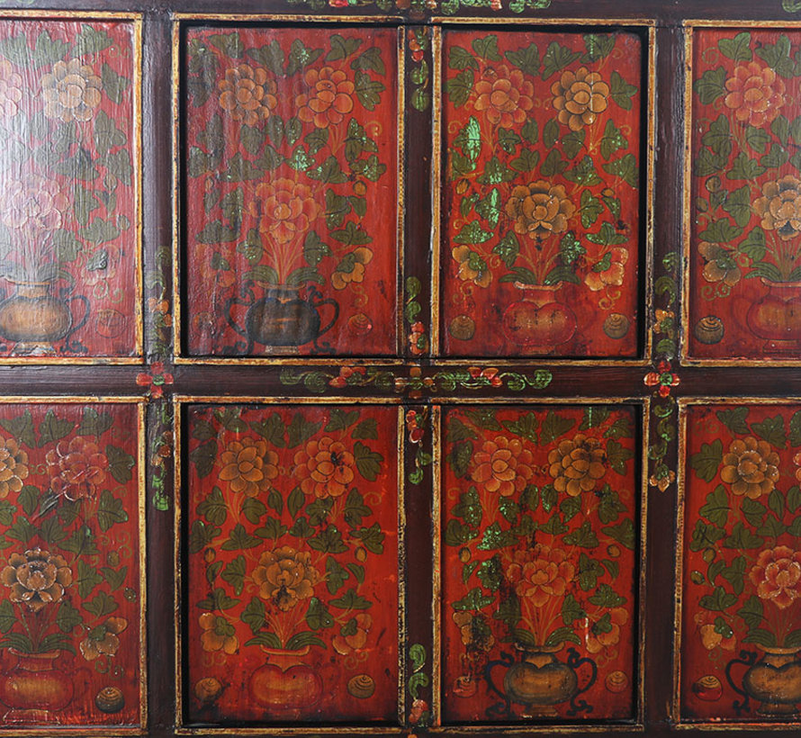 Tibetan chest of drawers with beautiful hand-painted figuren motif