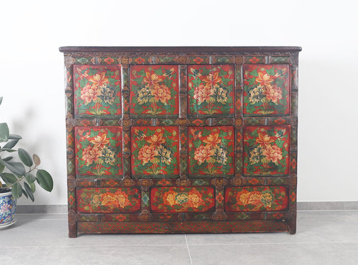 Yajutang Tibetan chest of drawers figure