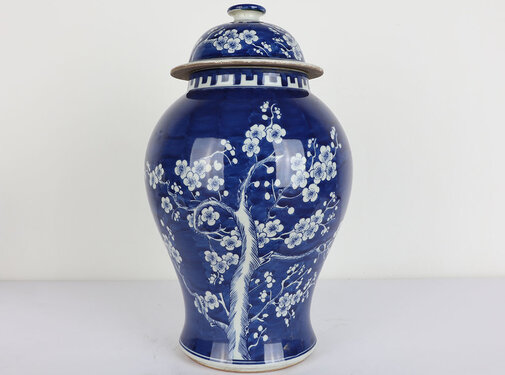 Yajutang Chinese Porcelain Lid Vase blue