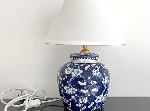 Yajutang Porcelain vase lamp with plum blossom