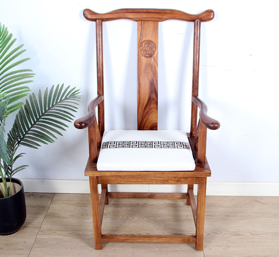 traditioneller chinesischer Stuhl mit vier Köpfen