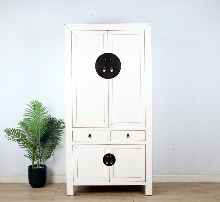 Eleganter weißer Schrank im asiatischem Stil Zeitlose Cremeweiß