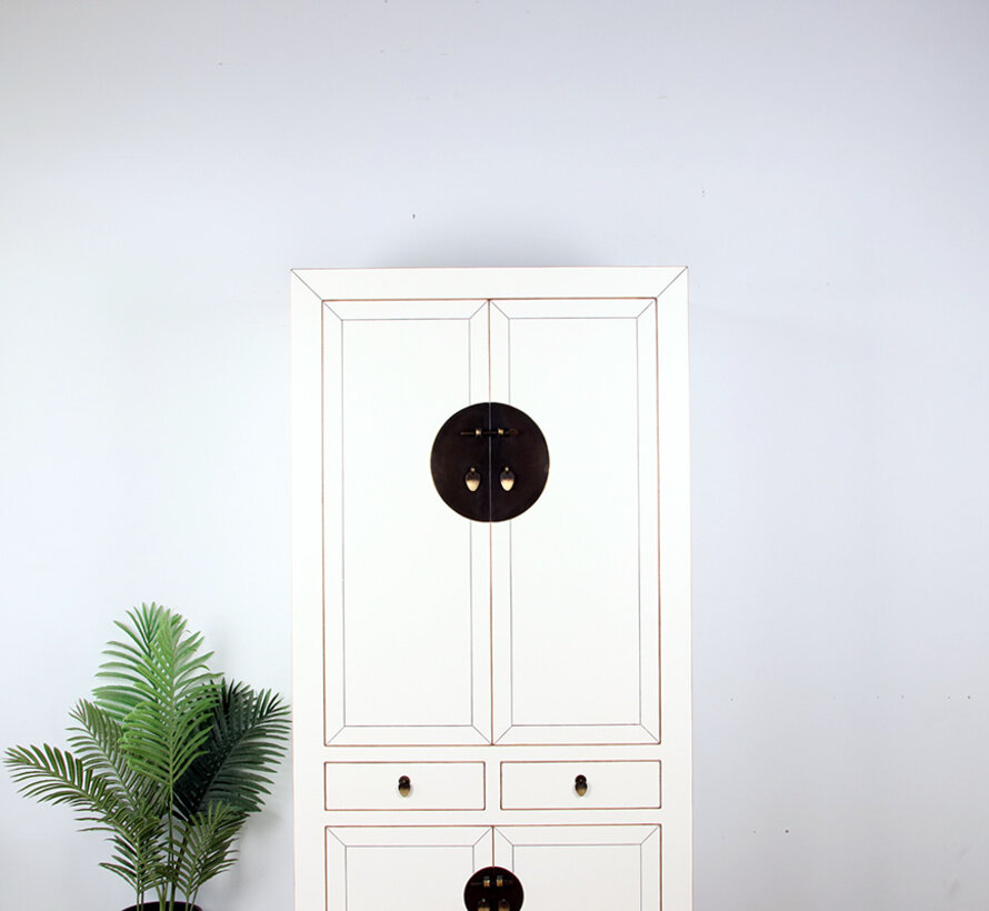 Eleganter weißer Schrank im asiatischem Stil Zeitlose Cremeweiß