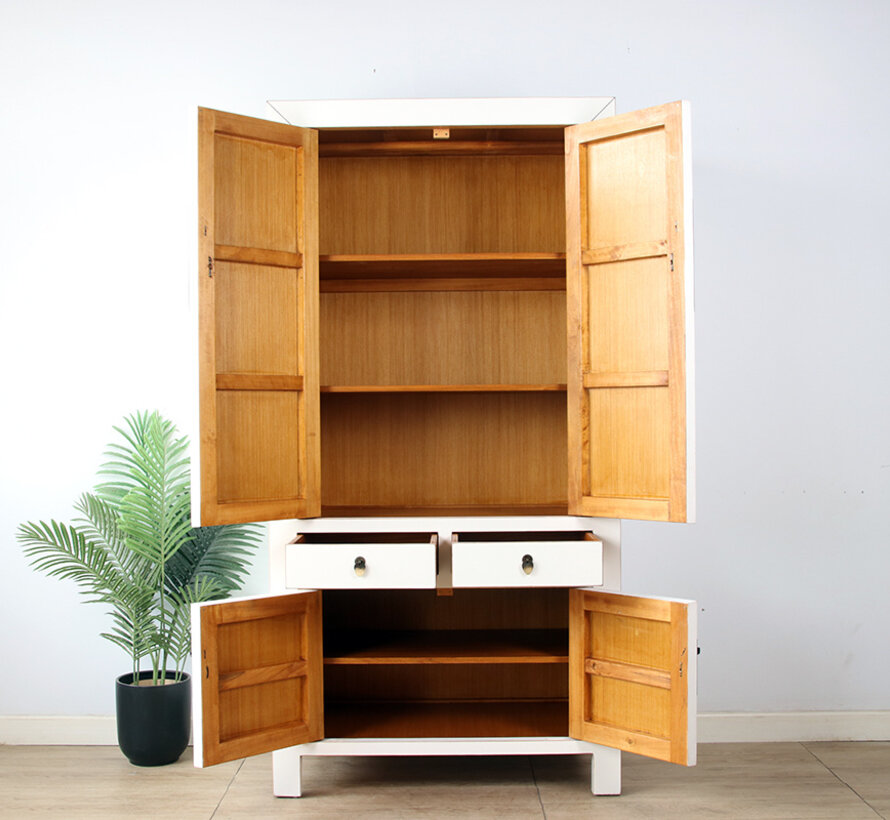 Eleganter weißer Schrank im asiatischem Stil Zeitlose Cremeweiß