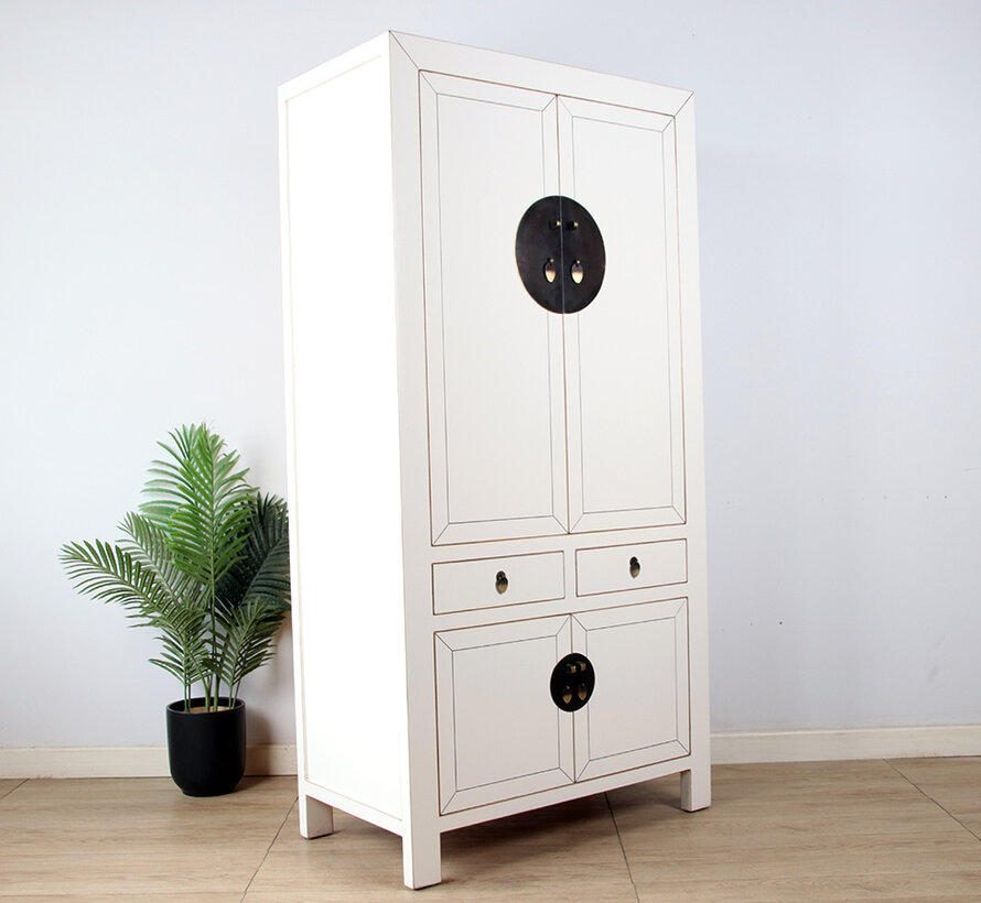 Eleganter weißer Schrank im asiatischem Stil Zeitlose Cremeweiß