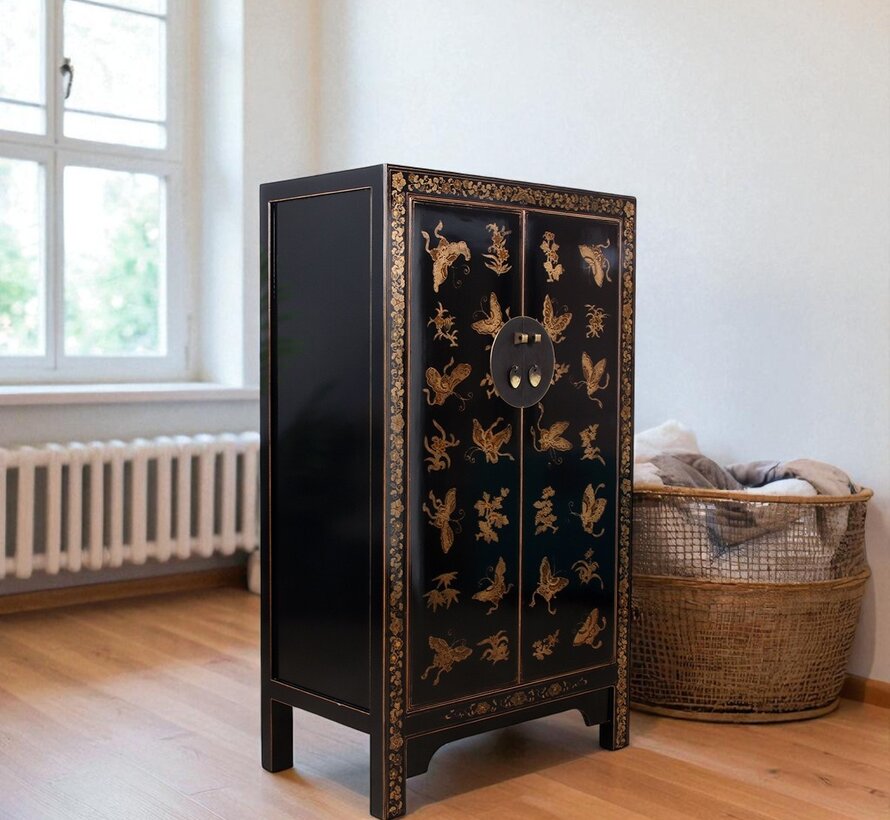 Schrank jedes verspielte Detail strahlt von Handwerkskunst