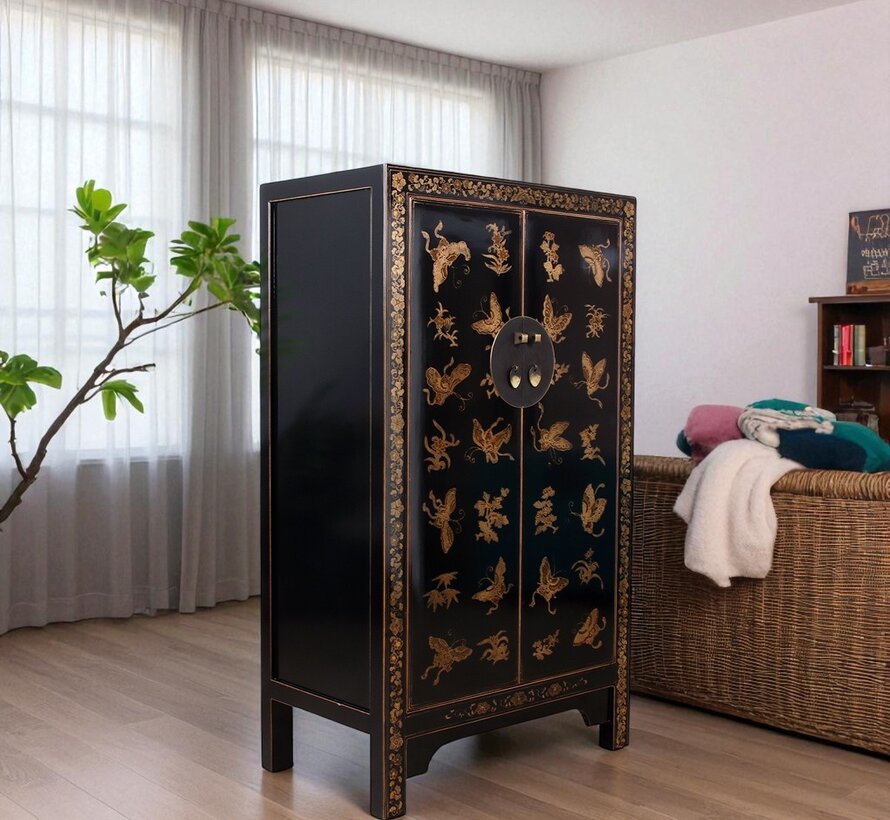 Schrank jedes verspielte Detail strahlt von Handwerkskunst