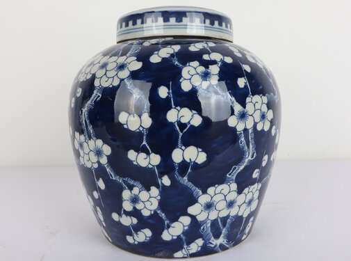 Yajutang Chinese porcelain lidded vase