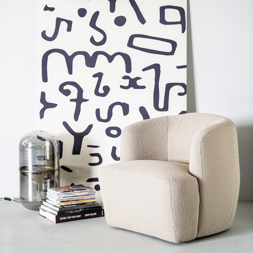 Moderne fauteuil Charlotte bouclé taupe met kuipzitting