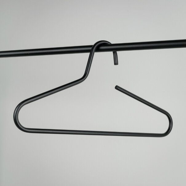 BelaLuz Moderne Kledinghangers Polo zwart staal