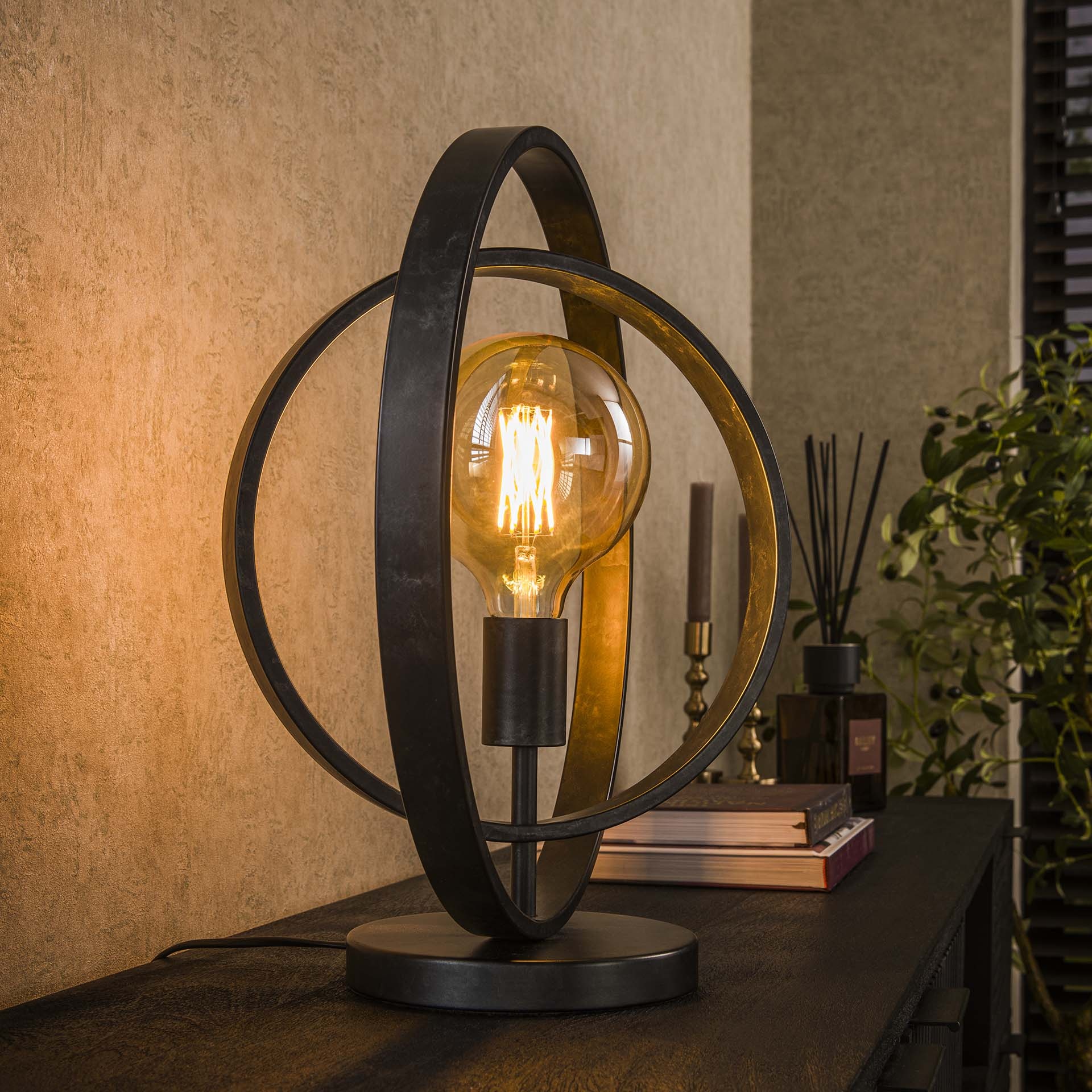 Industriële Lamp Op Metalen Voet Makassar Tafellamp - Stoere Houten Lamp Op Voet