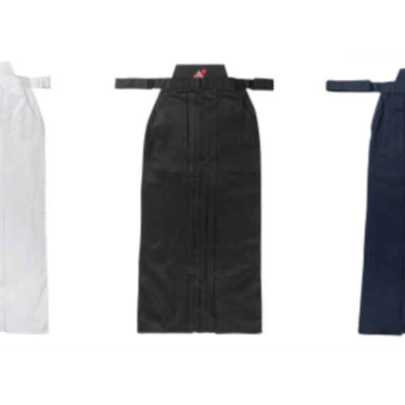 Mujer maestra de aikido en kimono samurai hakama tradicional con