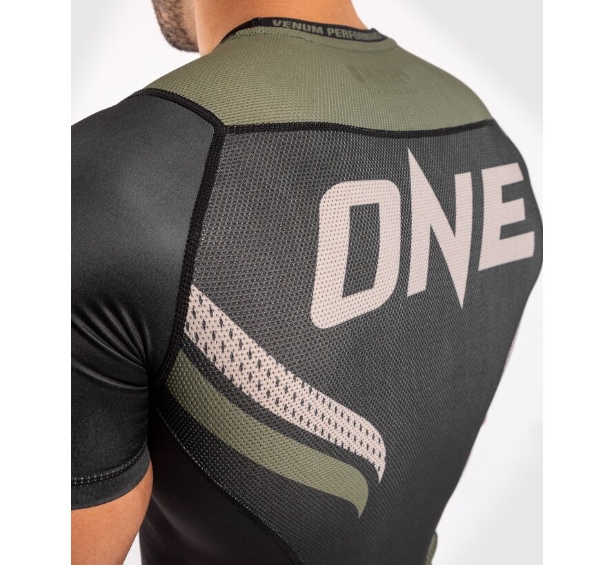 ONE FC2 Rashguard  zwart / Khaki - Maat XL - OP=OP