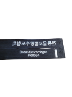 Eigen ontworpen zwarte band