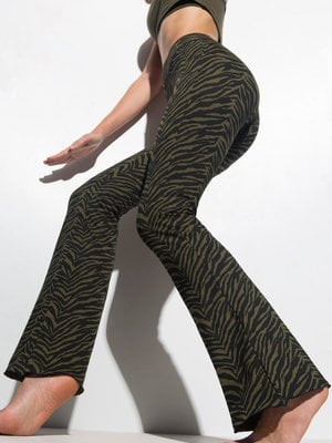 Funky Simplicity - Duurzame Yoga Kleding Flare Legging Army Zwart Zebra