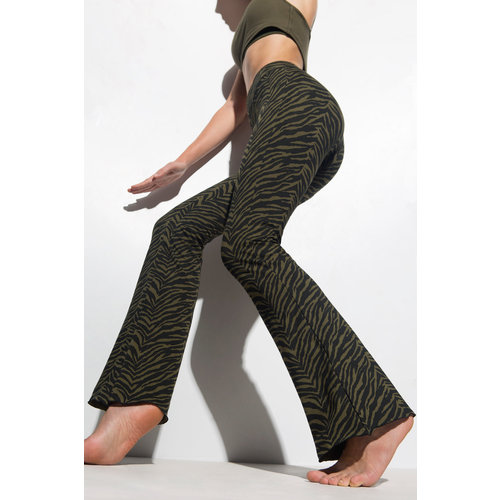 Funky Simplicity - Duurzame Yoga Kleding Flare Legging Army Black Zebra