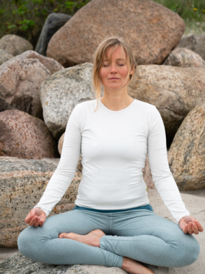 Yogamii - Duurzame Yoga Kleding Priya Stretch Tee Cool Grey
