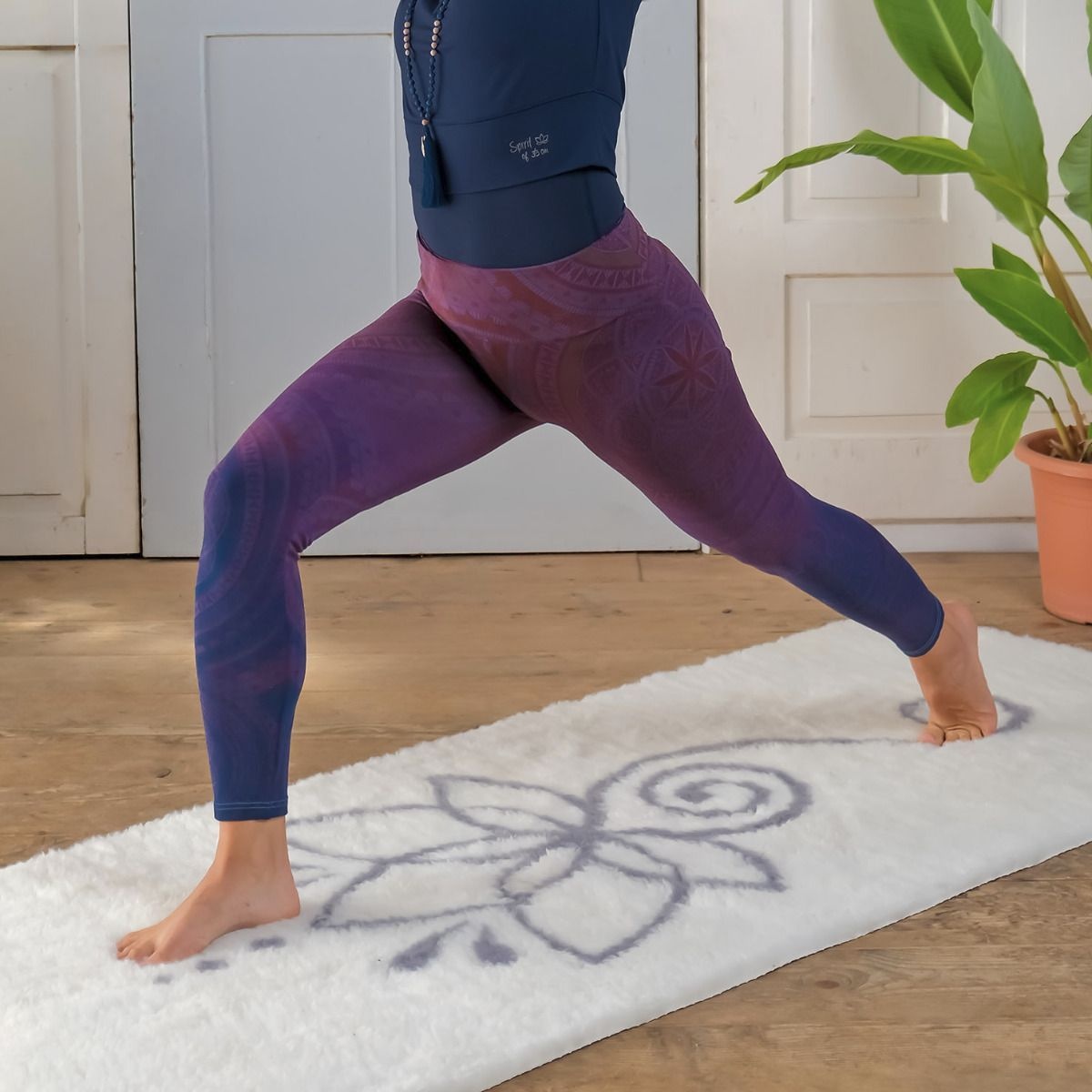 Sustainable Yoga Legging | Spirit of Om Yoga Leggings Buddhi Aubergine