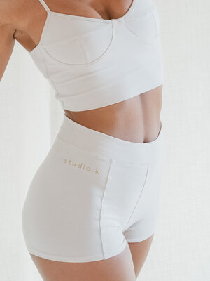 Studio K Yogawear- Yoga en Lounge Kleding Edda Bamboo Booty Shorts Oatmeal