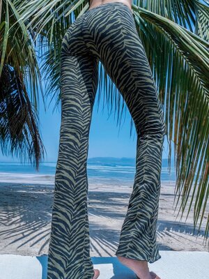 Funky Simplicity - Duurzame Yoga Kleding Flare Legging Olive Black Zebra