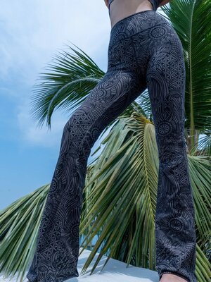 Funky Simplicity - Duurzame Yoga Kleding Hoge Taille Flare Legging Grijs Zwart Tribal