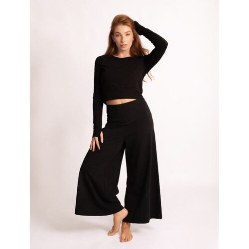 The Spirit of Om- Yoga Kleding van Biologisch Katoen Lange Mouw Crop Shirt Jathara Zwart