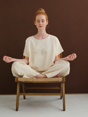 The Spirit of Om- Yoga Kleding van Biologisch Katoen Shirt Pitana Creme