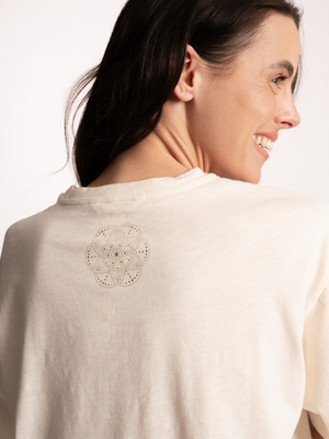 The Spirit of Om- Yoga Kleding van Biologisch Katoen Korte Mouw Shirt Priya Creme