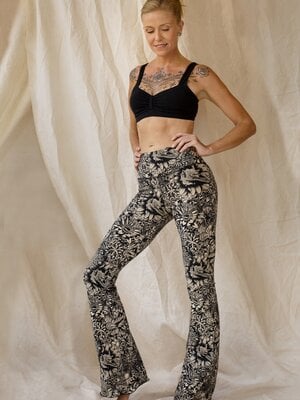 Funky Simplicity - Duurzame Yoga Kleding Flare Legging Bloom Creme Zwart  High Waist