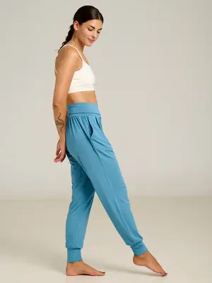 Shambhala Barcelona- Yoga en Sportkleding Purusha Harem Pant Azul Piedra