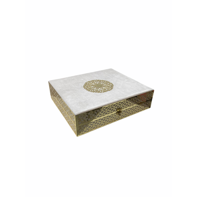 Mirac Limited edition Quran box with a Quran, prayer rug, esans and a tasbih pink