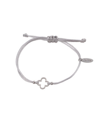 By Shir Armband aus grauem Seidenband mit Edelstahl und Kleeblatt